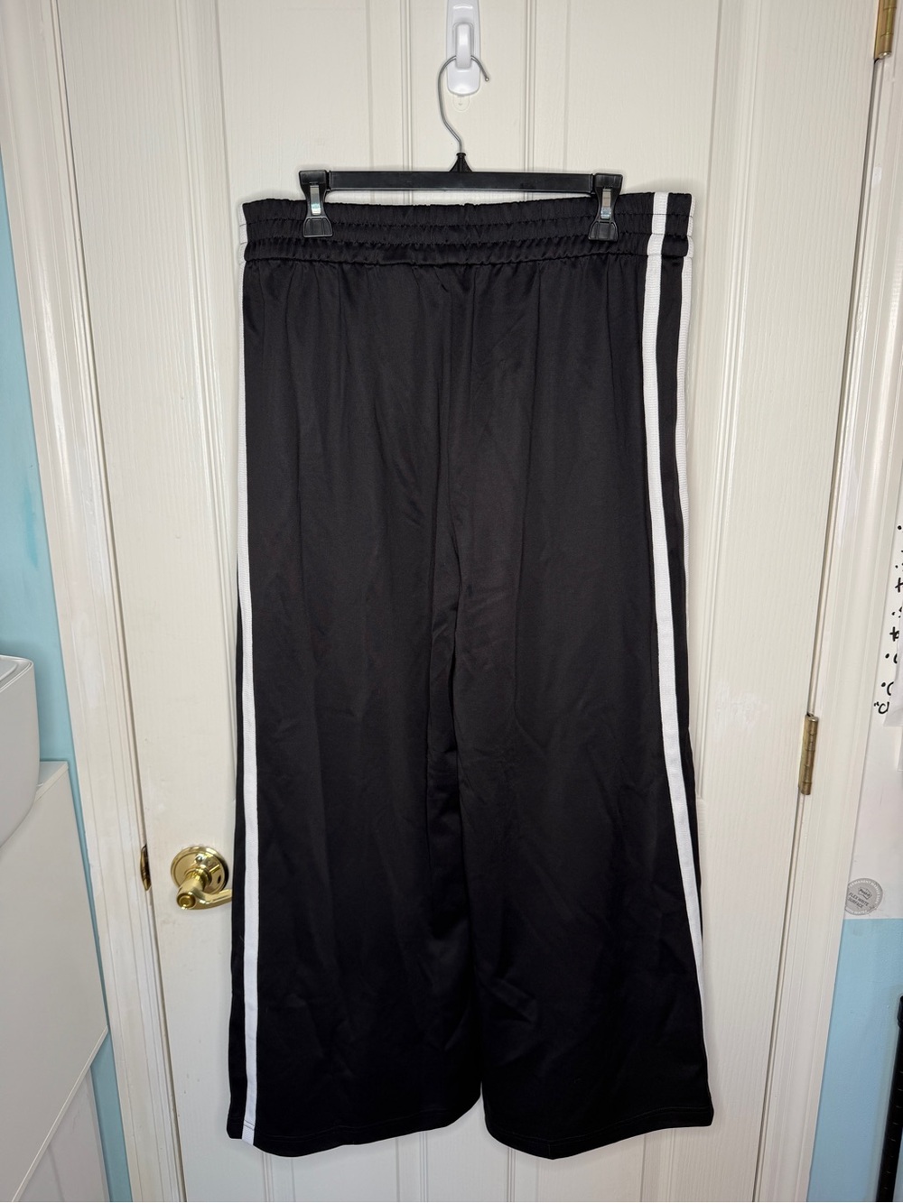 NWT Athleta Tempo Mid Rise Wide Leg Track Pant Black with White Stripe LP Petite - Picture 3 of 10